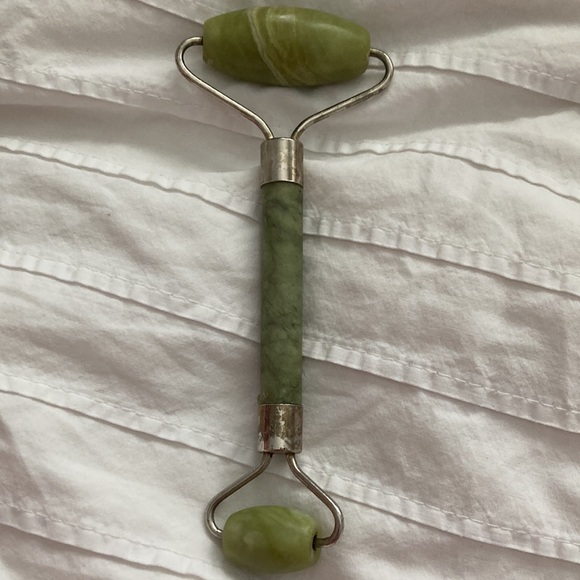 Red is a lip scrub grey is a lip mask and you have a roller - Picture 5 of 6